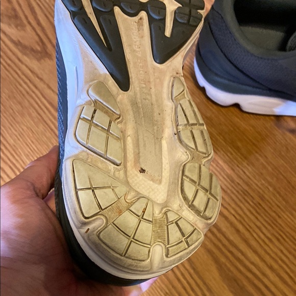 Men’s Size 9.5 Under Armour Gray Athletic Shoes - Picture 7 of 9